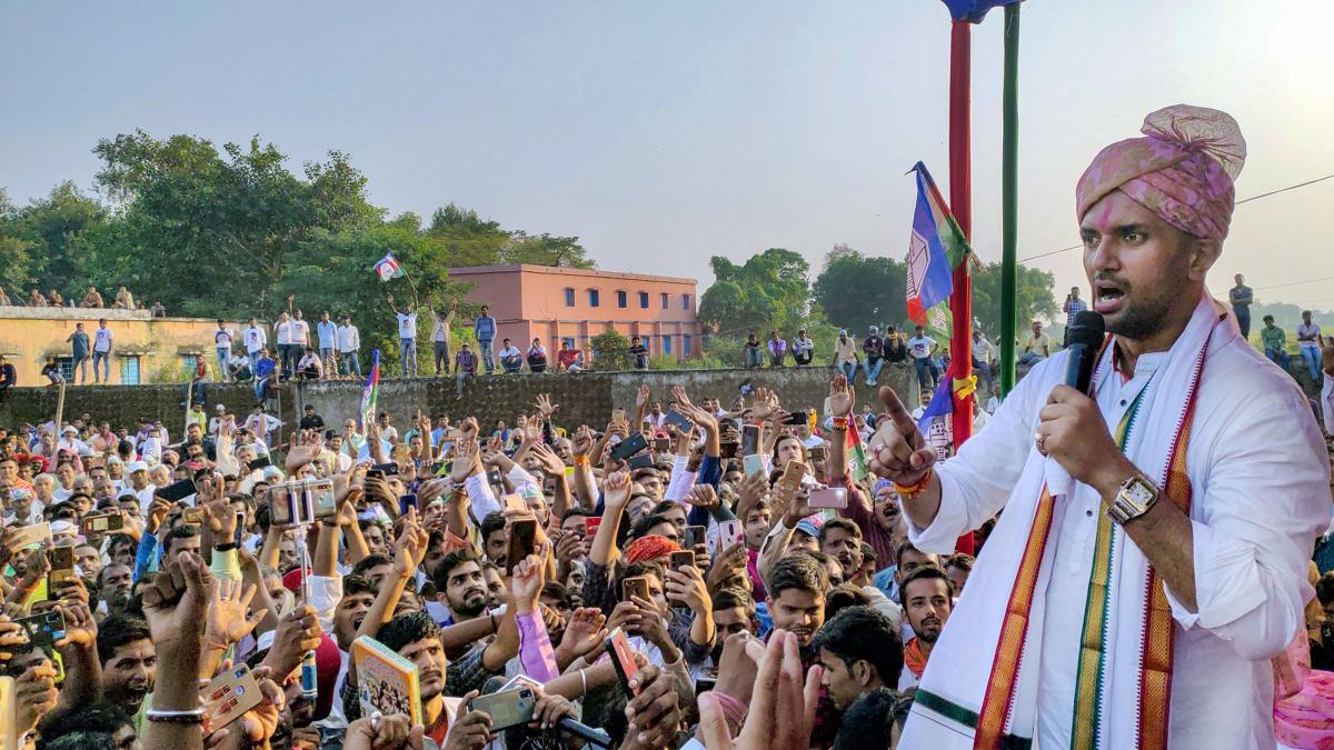 बक्सर में चुनावी रैली को संबोधित करते चिराग पासवान (फोटो- पीटीआई)