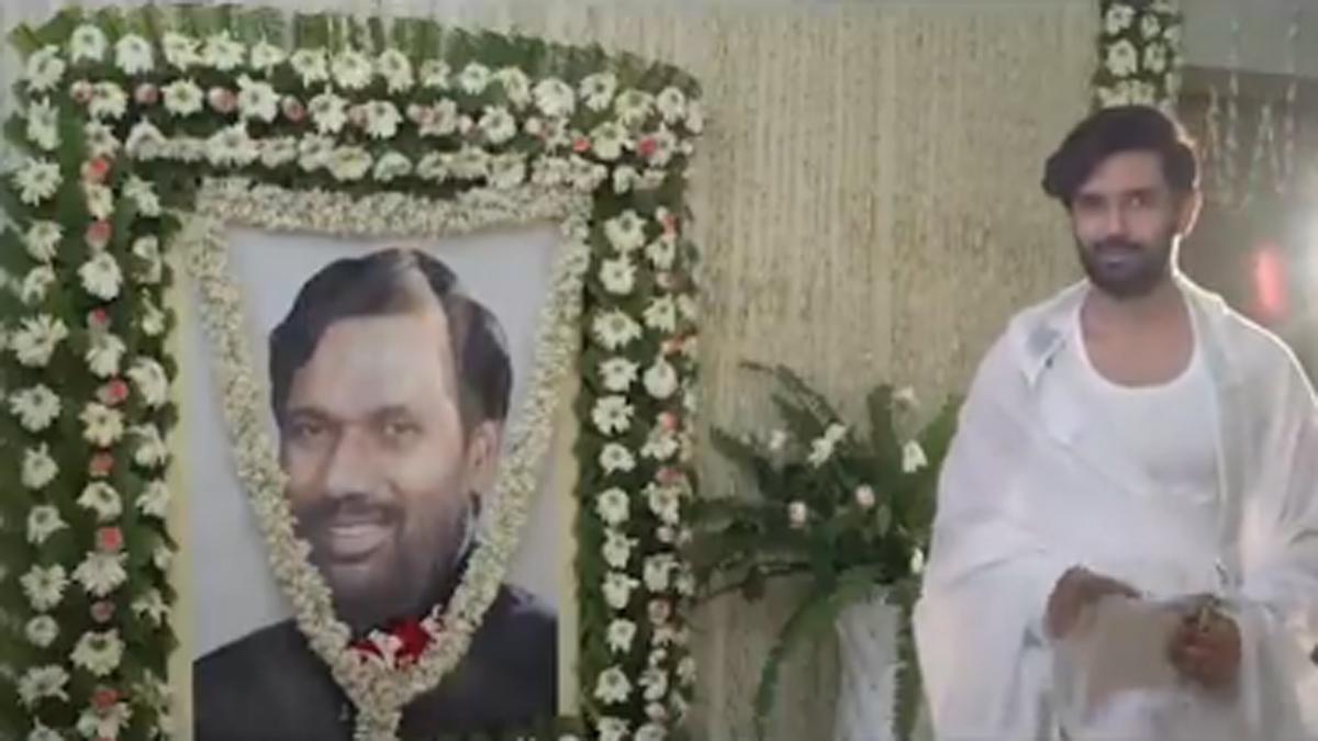 वीडियो रिकॉर्डिंग से पहले रिहर्सल करते चिराग पासवान (फोटो-वीडियो ग्रैब)