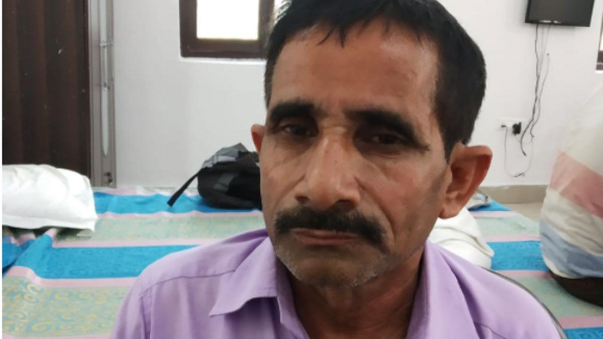 डीआरडीए के हेडक्लर्क ​को रिश्वत लेते रंगे हाथ पकड़ा (फोटो आजतक)