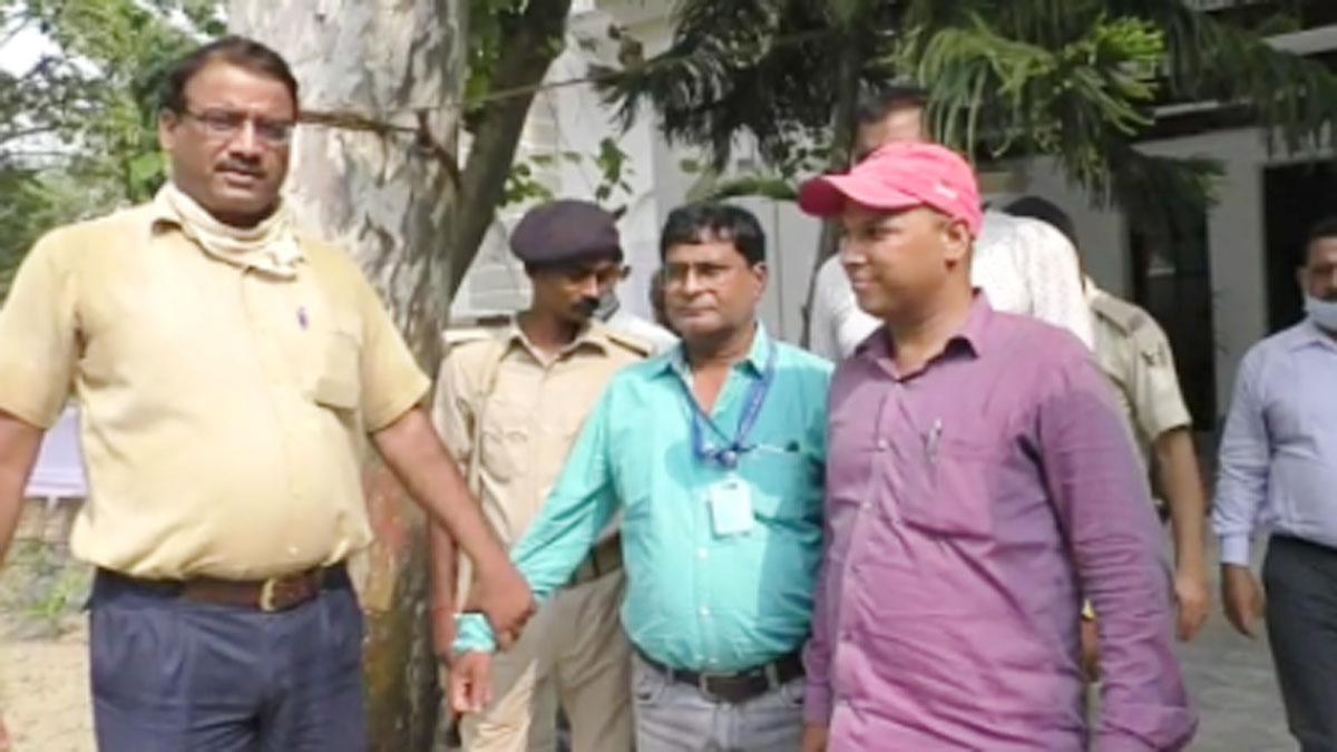 50 हजार की रिश्वत लेता क्लर्क गिरफ्तार (फोटो आजतक)