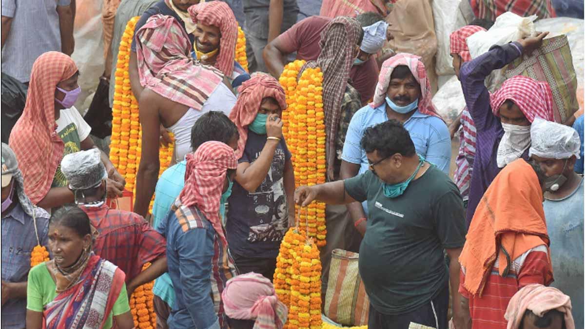 दुर्गा पूजा समारोह शुरू होने के बाद कोलकाता के बाजारों में भारी भीड़ हो रही (फोटो-PTI)