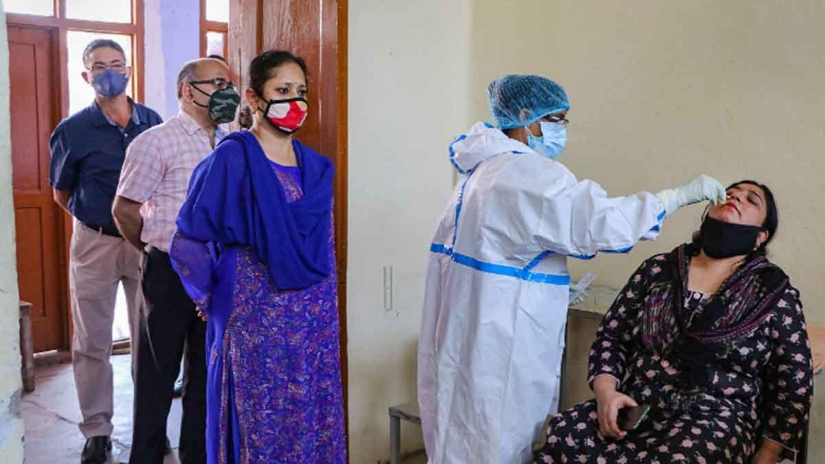 कोरोना मरीजों के घर के बाहर नहीं लगेंगे पोस्टर (फाइल फोटो-PTI)