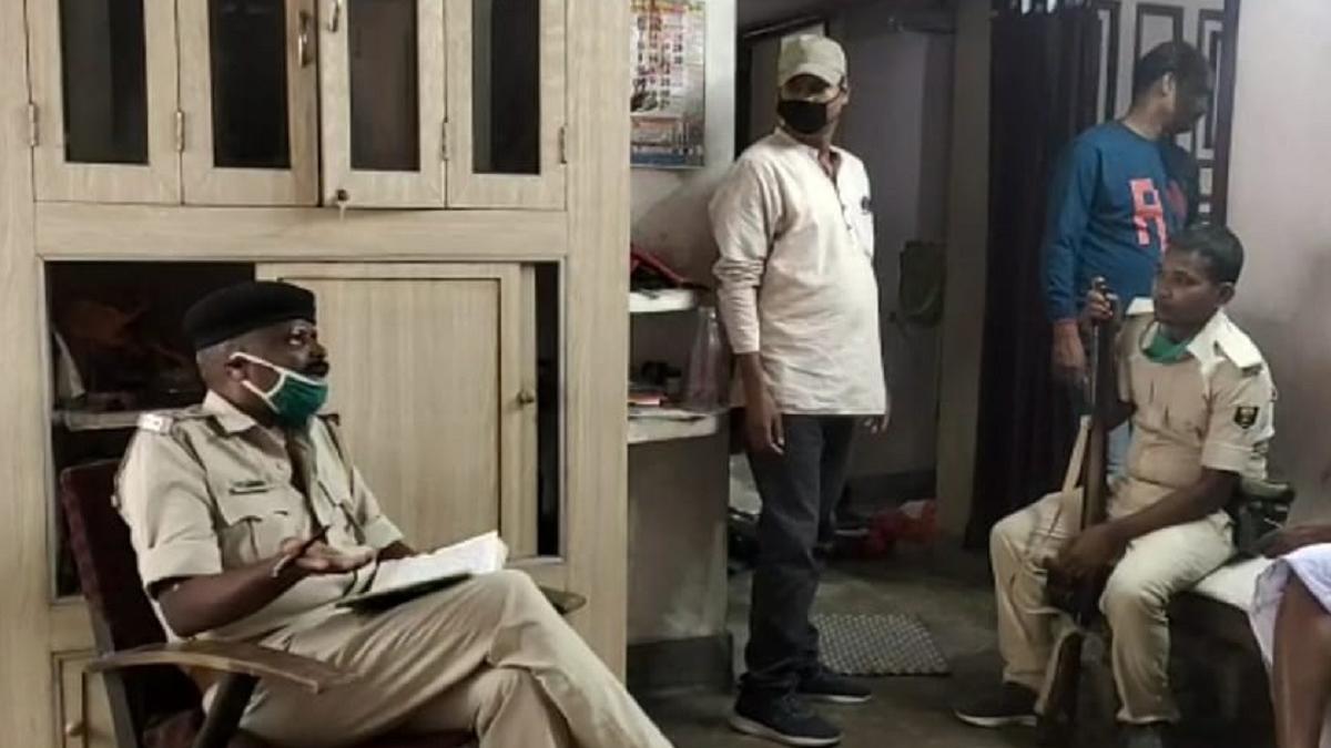 चोर ताला तोड़ कर घर में घुस गए