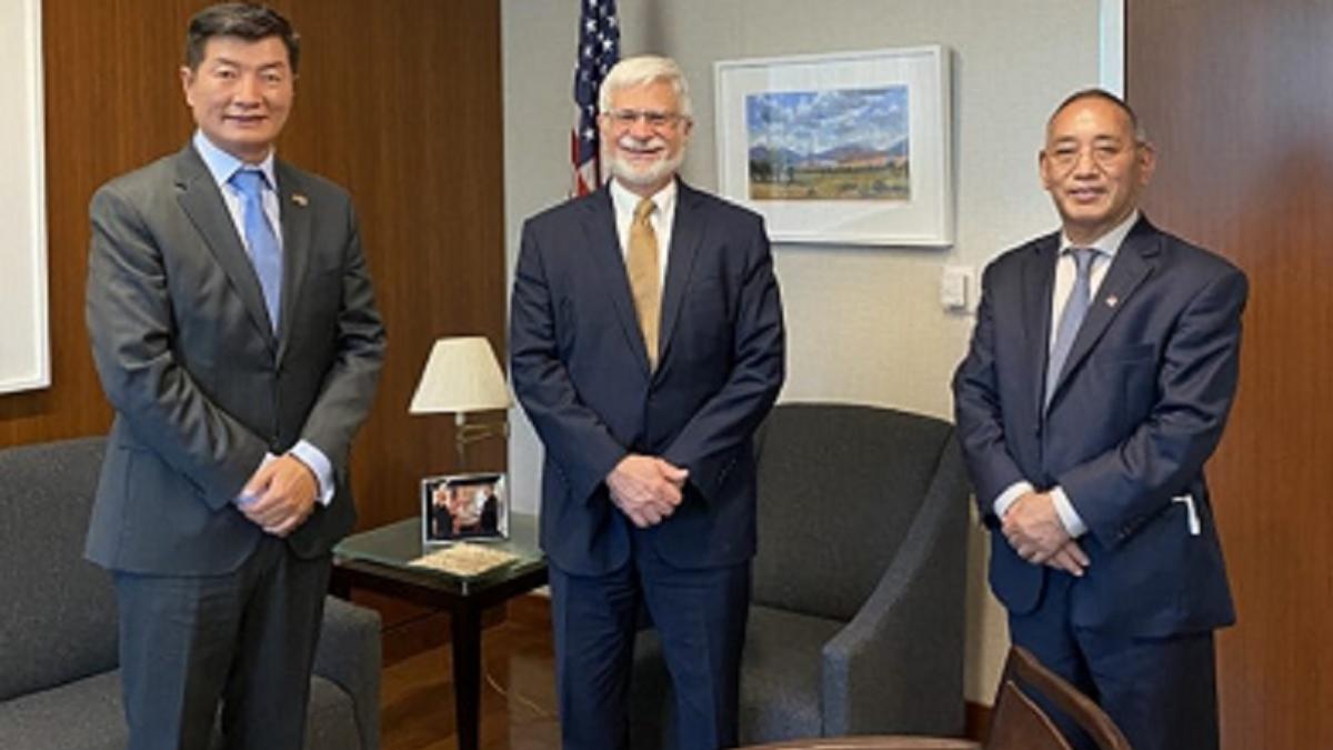 तिब्बत की निर्वासित सरकार के मुखिया ने रॉबर्ट डेस्ट्रो से की मुलाकात