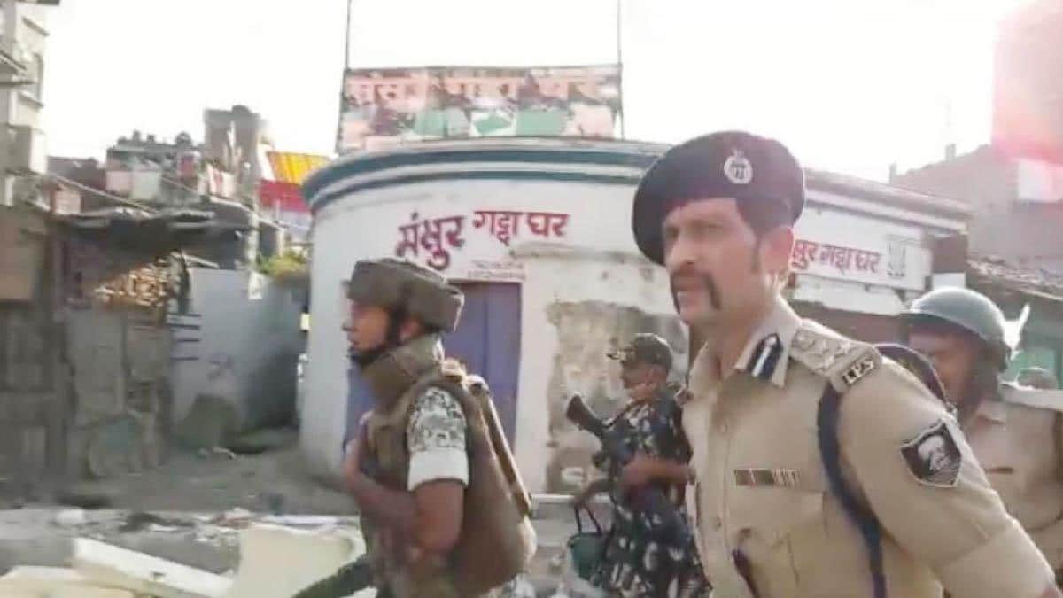 डीआईजी मनु महाराज ने किया फ्लैग मार्च