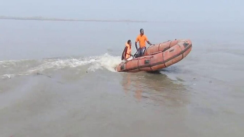 Munger: नवरात्र के पहले दिन गंगा नदी में नहाने गए 5 दोस्त, दो डूबे, ग्रामीणों का हंगामा - Munger Bihar Navratri Five Friends Ganga Bath Two Youth Saved People Bathing River Police