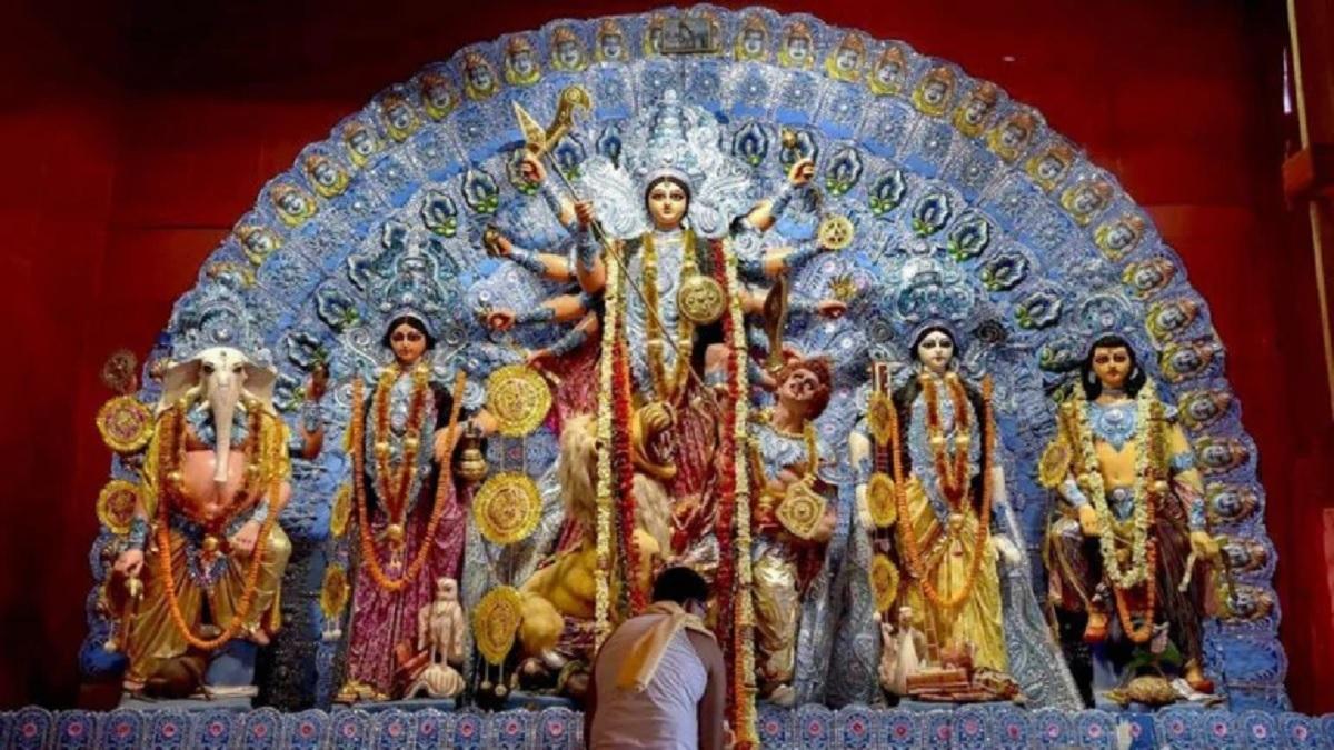 पंडाल में षष्ठी तक पहुंचेंगी प्रतिमाएं (फाइल फोटोः पीटीआई)