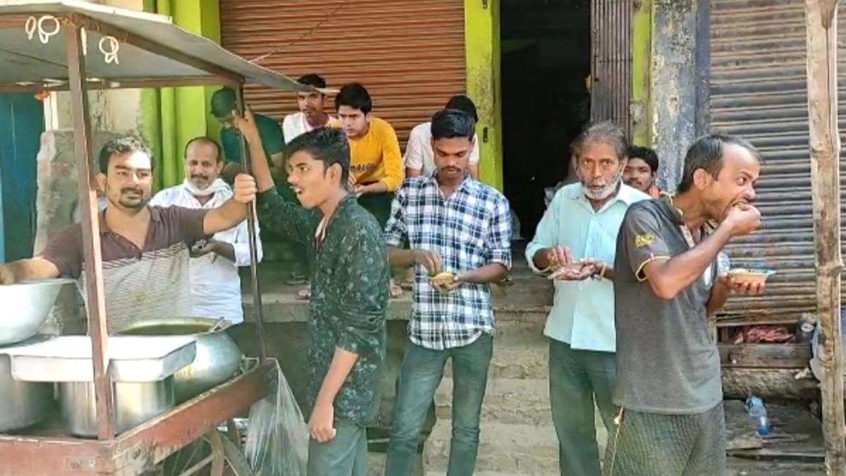 दो गज दूरी का नहीं किया जा रहा पालन.