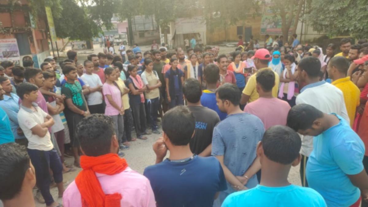  खुरी नदी के पास खेल मैदान पर दबंगों ने चलाई जेसीबी.