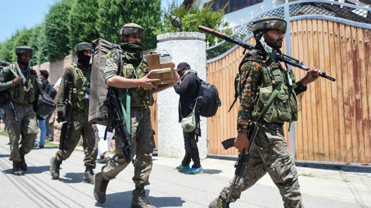 जम्मू-कश्मीर के शोपियां में मुठभेड़, दो आतंकी ढेर, ऑपरेशन जारी - Jammu kashmir Shopian Encounter Security Forces Terrorist - AajTak