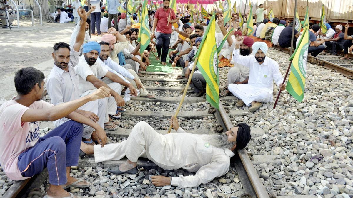 पंजाब में किसानों ने चलाया रेल रोको आंदोलन (फाइल फोटो-PTI)