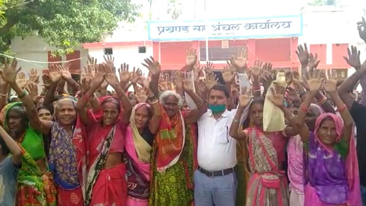 सारण में बाढ़ पीड़ितों का विरोध प्रदर्शन (फोटो आजतक)