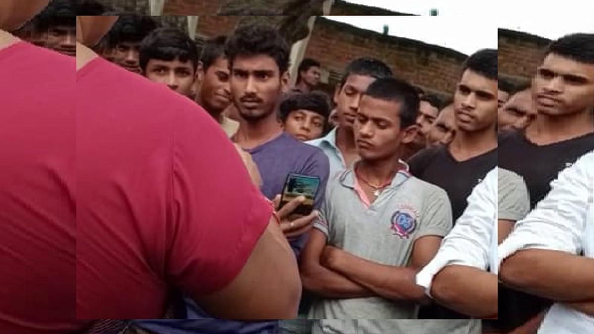 विधायक ने युवक के हाथ से मोबाइल छीन लिया