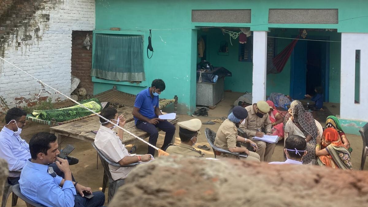 हाथरस गैंगरेप का सच छुपा रही पुलिस? पीड़िता के गांव में आजतक की टीम के साथ बदसलूकी - Hathras Gangrape UP Police AaJtak Team Misbehave Yogi Government - AajTak