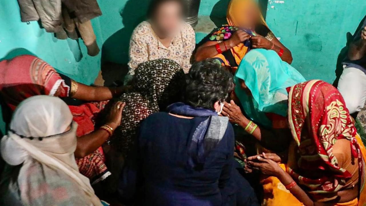 हाथरस कांड की जांच कर रही SIT को मिली और 10 दिन की मोहलत, आज देनी थी रिपोर्ट - Hathras Gangrape SIT inquiry Ten more days time uttar pradesh Government CM Yogi Adityanath - AajTak