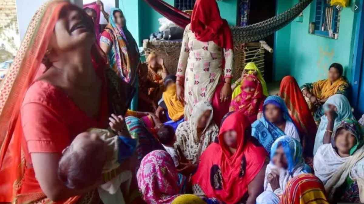 हाथरस में हुई प्रशासनिक लापरवाहियों से CM योगी नाराज, DM और SP पर गिर सकती है गाज - Hathras Gangrape case Action may be taken against DM and SP both - AajTak