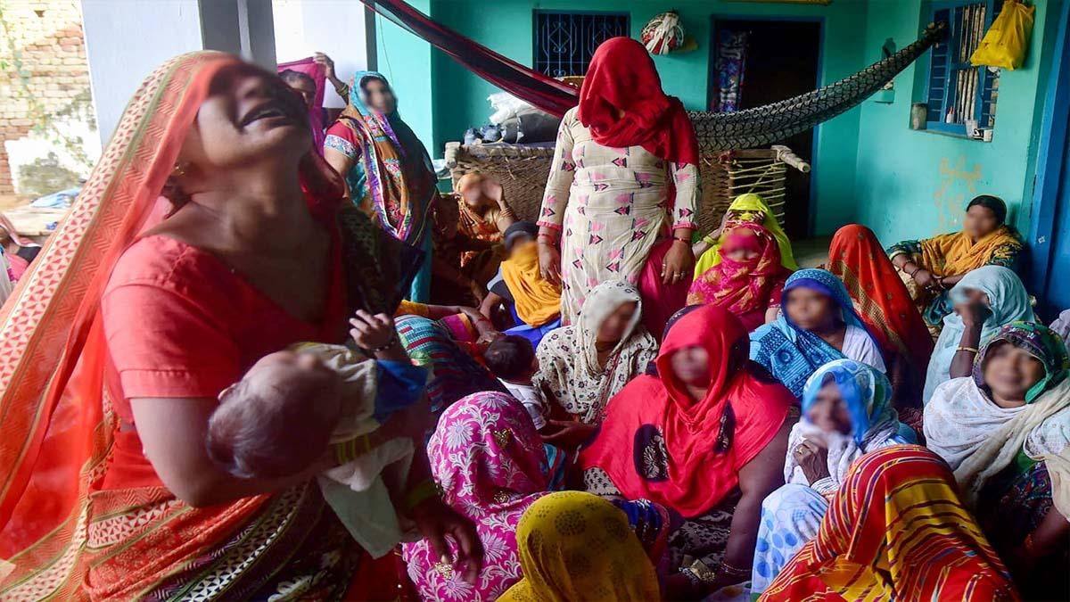 हाथरस कांडः यूपी सरकार क्यों करवाना चाहती है पीड़ित परिवार का नार्को एनालिसिस टेस्ट? - hathras rape case investigation team family narco test gangrape accused police UP government ...