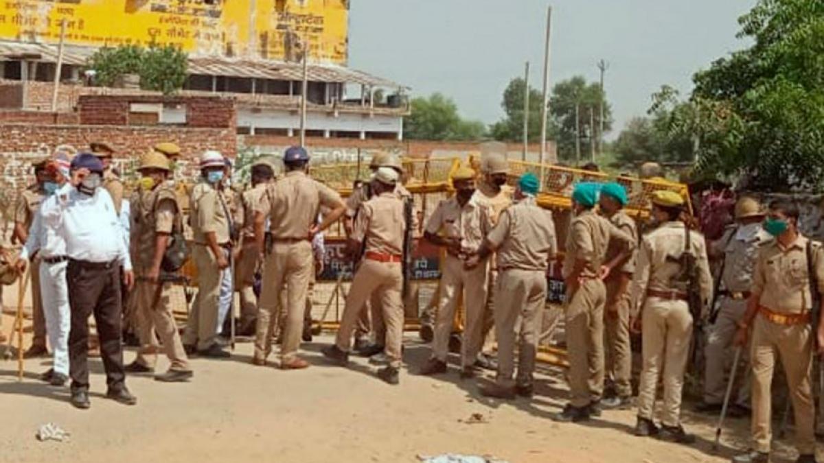 हाथरस में तैनात पुलिसकर्मी (फोटो- पीटीआई)