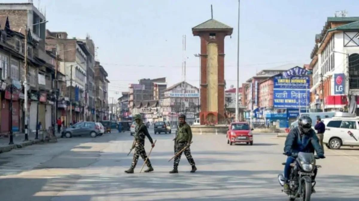 जम्मू कश्मीर में कृषि भूमि नहीं खरीद सकते हैं.