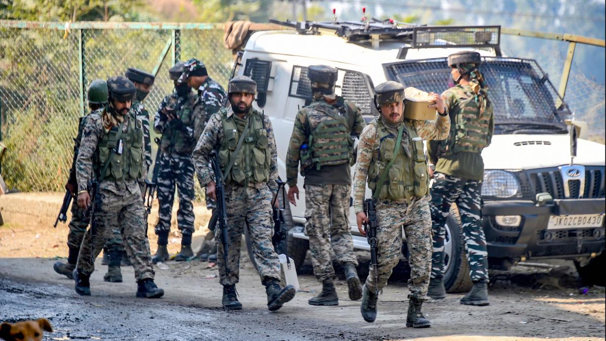 आतंकियों के खिलाफ जारी है सुरक्षाबलों का एक्शन (फाइल फोटो: PTI)