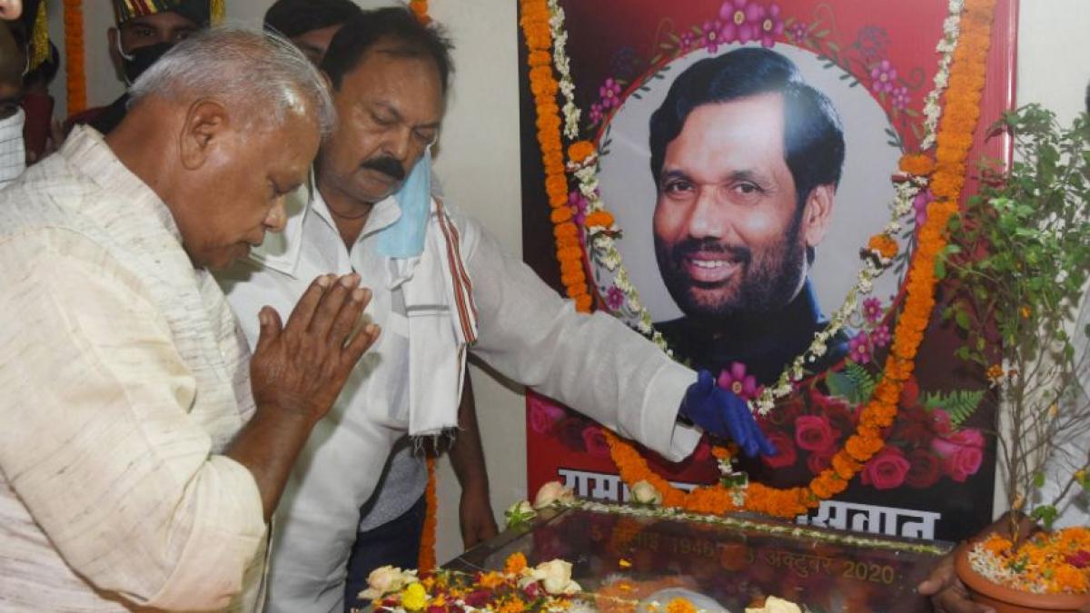 पासवान को श्रद्धांजलि देते जीतनराम मांझी (PTI फोटो)