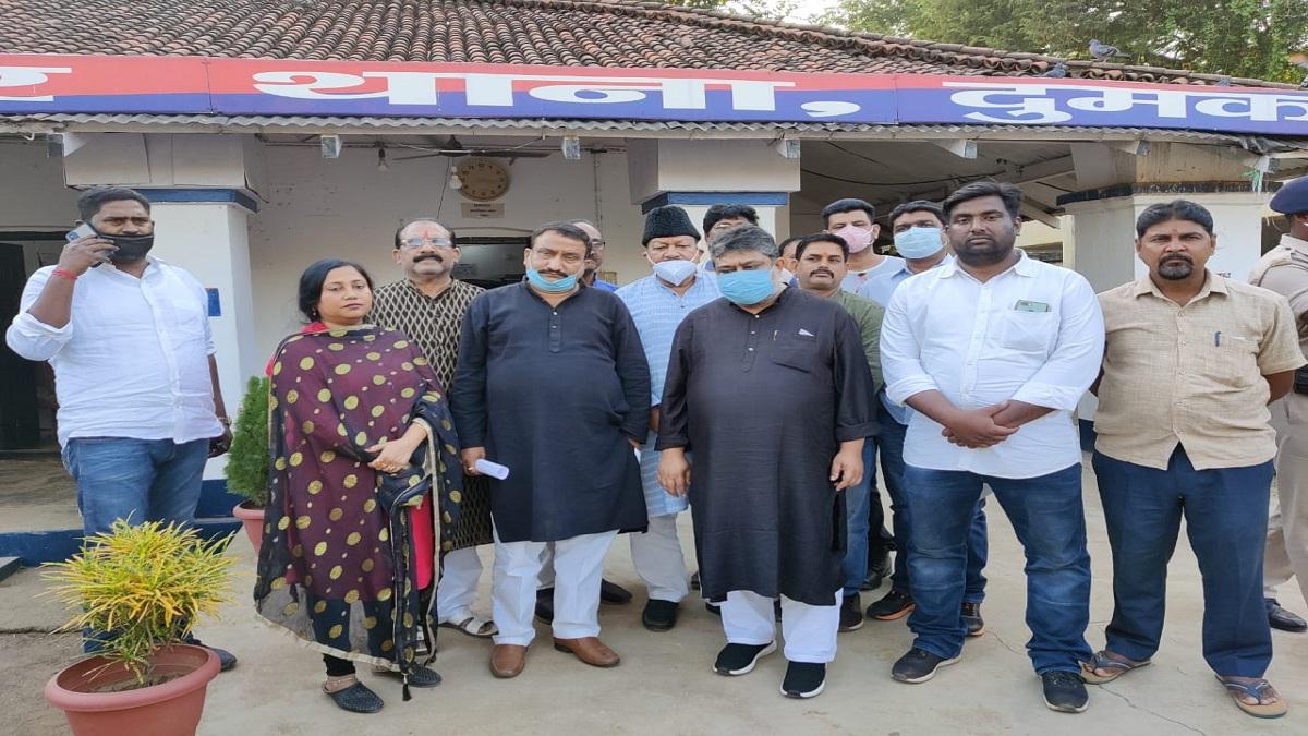 जेएमएम और अन्य सहयोगी दलों ने बीजेपी नेता के खिलाफ शिकायत दर्ज कराई है.