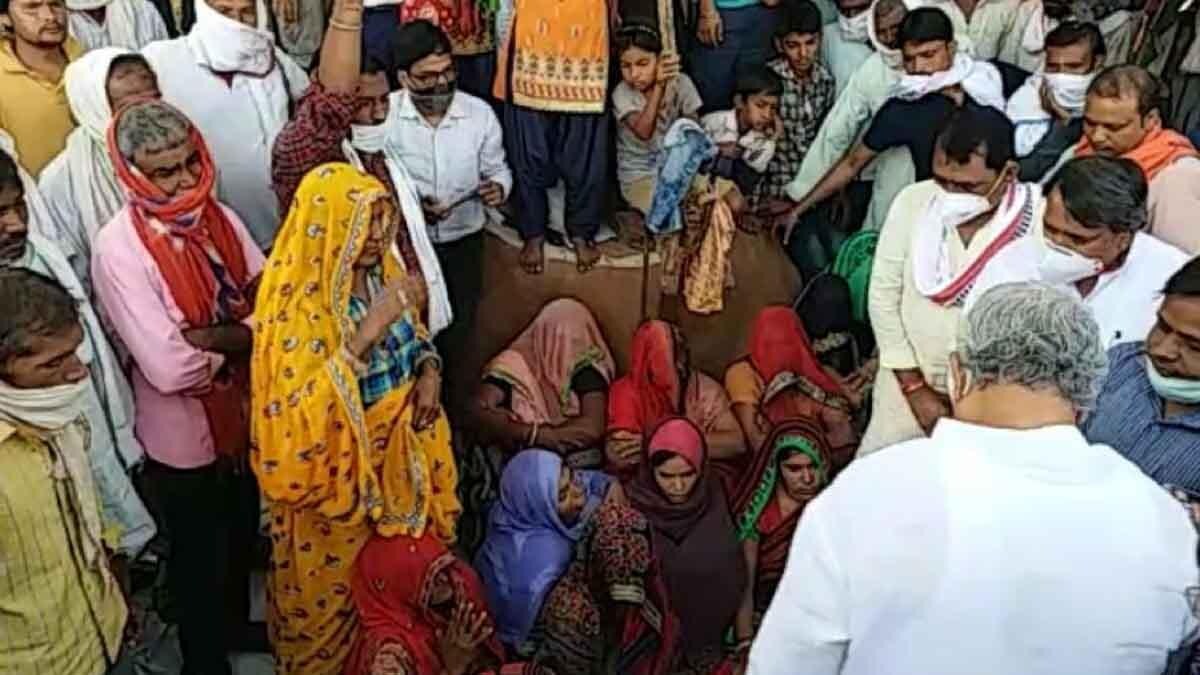 राजस्थान: करौली में जिंदा जलाए गए पुजारी के दाह संस्कार से इनकार, 50 लाख मुआवजा-नौकरी की मांग - Family members of priest Babulal burnt alive land encroachers Karauli Bukna village ...