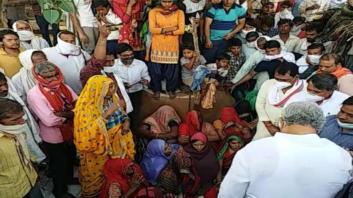 ग्रामीणों ने धरना खत्म कर दिया है