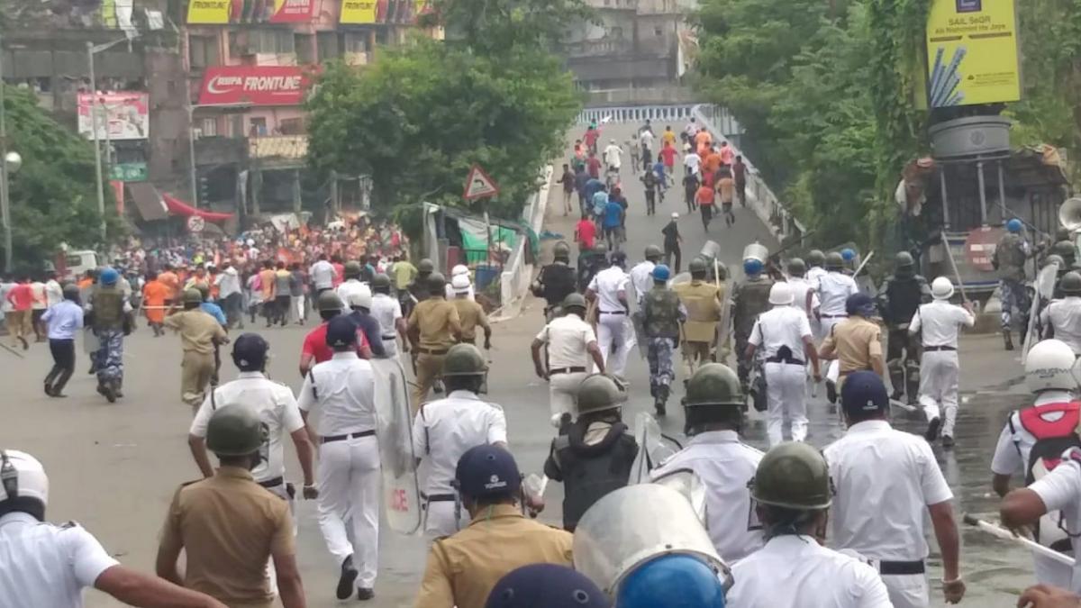 कोलकाताः ममता सरकार के खिलाफ सड़कों पर बीजेपी कार्य़कर्ता, हावड़ा ब्रिज बंद - West Bengal BJP Kolkata Protest CM Mamata Banerjee Howrah bridge - AajTak