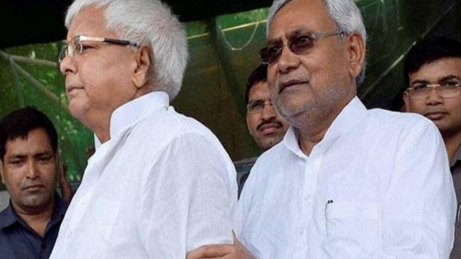 पर्सनल हुई बिहार की चुनावी लड़ाई, नीतीश ने दी लालू के 9 बच्चों की दुहाई - Bihar battle became personal cm nitish kumar vs rjd leader lalu prasad yadav - AajTak
