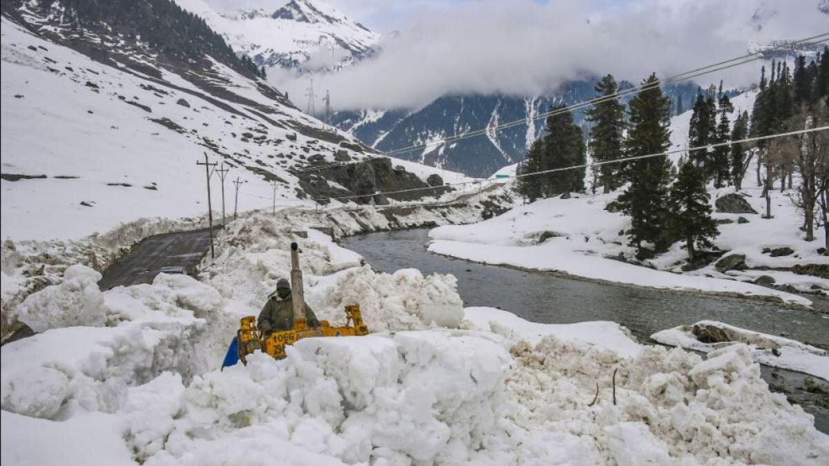 श्रीनगर लेह राजमार्ग पर जमी बर्फ को साफ करते सेना के जवान (फोटो- पीटीआई)