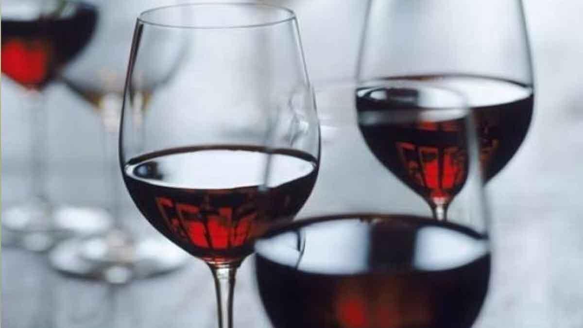 राजनीतिक दलों की गले की हड्डी बन गई शराबबंदी (फाइल फोटो)