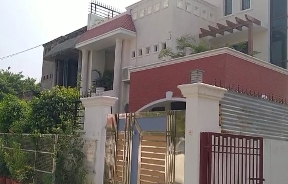 लखनऊ में डीआईजी चंद्र प्रकाश की पत्नी ने की आत्महत्या