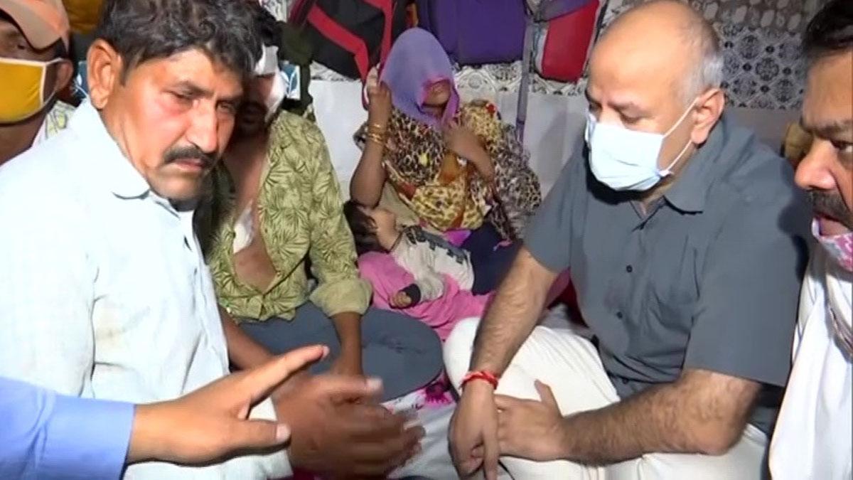 मृतक के परिवार के साथ मनीष सिसोदिया (फोटो- एएनआई)