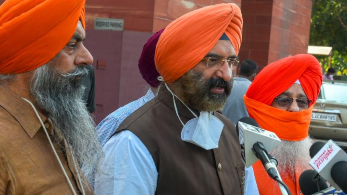 अकाली दल नेता मनजिंदर सिंह सिरसा (बीच में) फोटो- पीटीआई