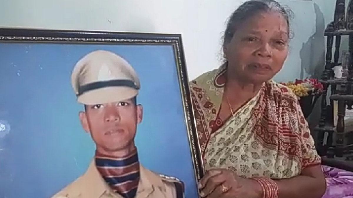 शहीद विवेक सक्सेना की तस्वीर के साथ मां (फोटो-सत्यम)