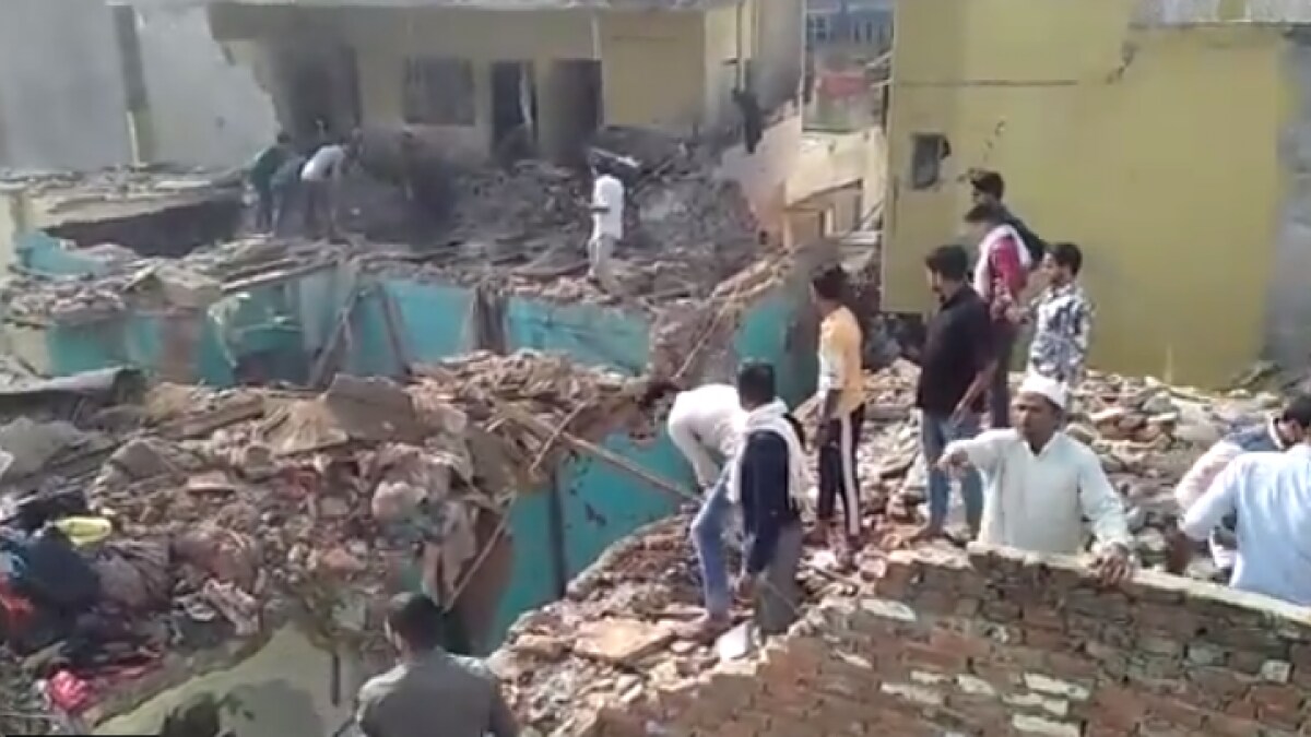 UP: मेरठ के सरधना में तेज धमाका,घरों की उड़ी छत, दो की मौत - uttar pradesh meerut sardhana blast rescue operation - AajTak