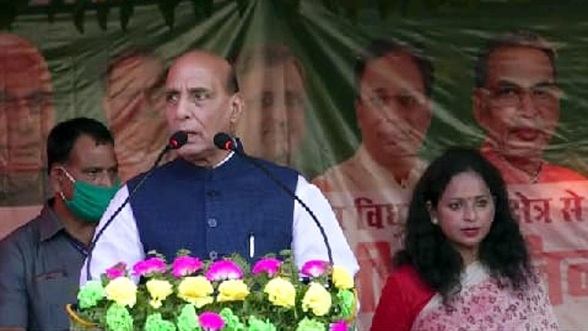 जेडीयू प्रत्याशी शालिनी मिश्रा के लिए प्रचार करते रक्षा मंत्री राजनाथ सिंह