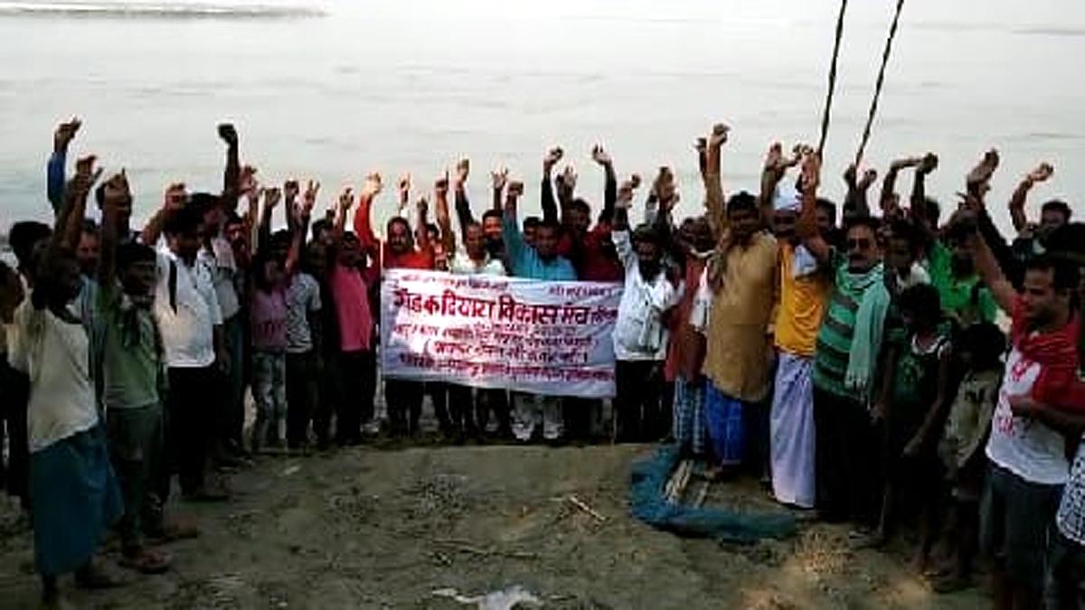 मोतिहारी के गोविंदगंज विधानसभा के पुछरिया गांव कटाव की दिक्कत से परेशान है.