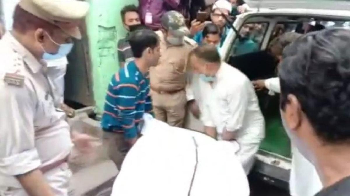 बंद कमरे में मिली पिता-बेटी की लाश (फोटो आजतक)