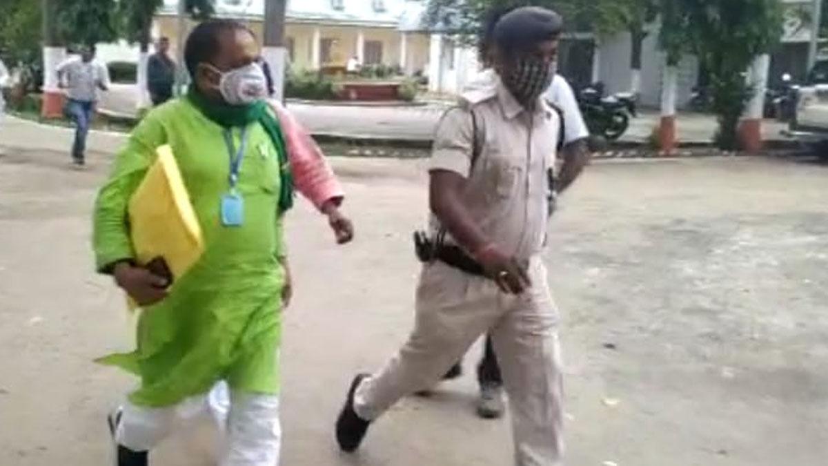 दौड़ लगाते नेता जी (फोटो आजतक)