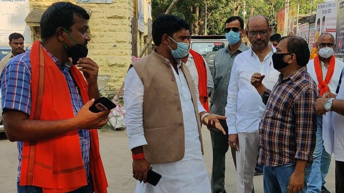 एलजेपी प्रत्याशी राकेश कुमार सिंह ने घायल युवक की मदद की (फोटो आजतक)