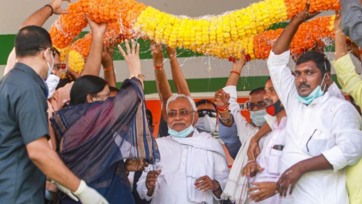 रोहतास में चुनावी रैली में नीतीश कुमार (फोटो- पीटीआई)