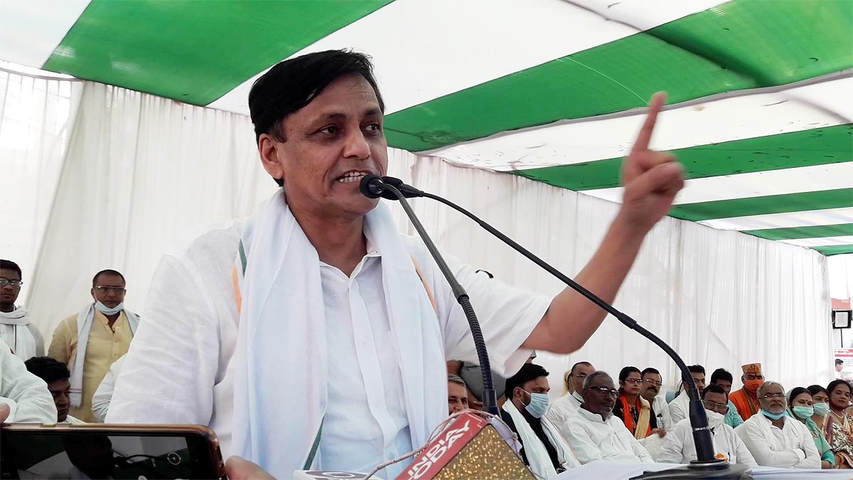 Tejaswi Put Out mother father from poster said Nityanand Rai