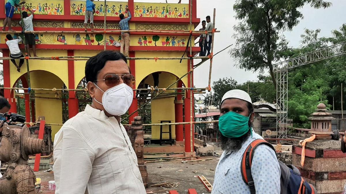 मुस्लिम कलाकार तैयार कर रहे पंडाल