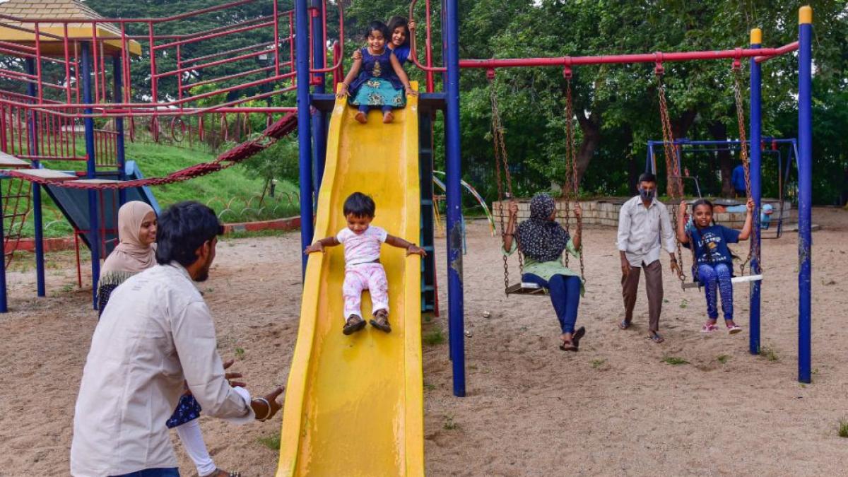 पार्क में खेलते बच्चे (PTI फोटो)