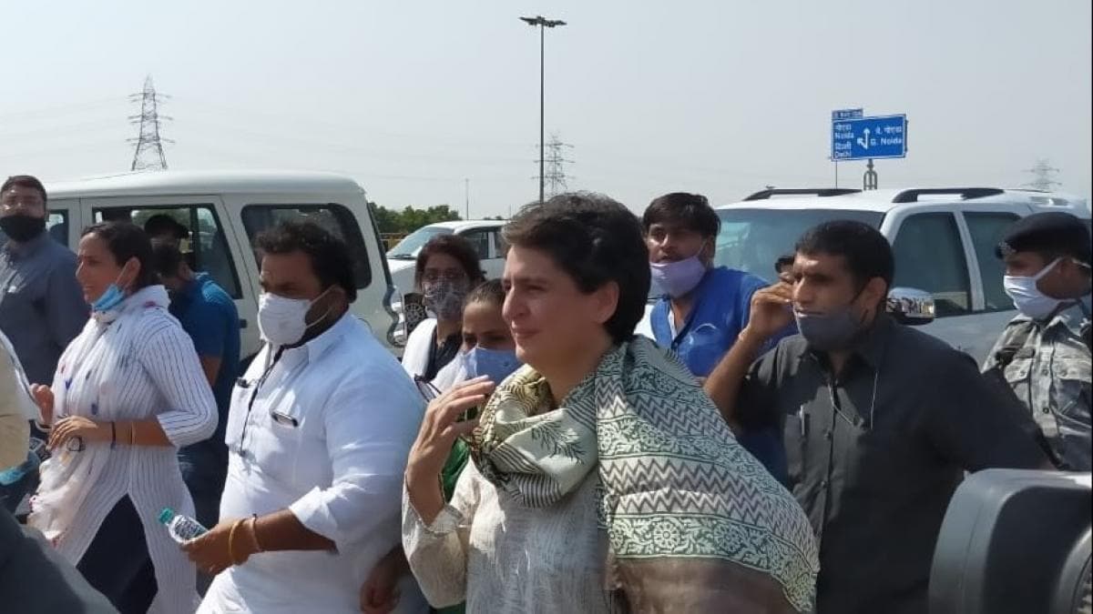 पैदल ही हाथरस जा रही हैं प्रियंका गांधी वाड्रा