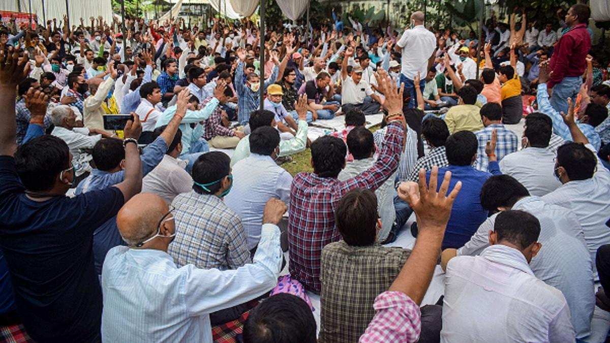 निजीकरण के खिलाफ प्रयागराज में प्रदर्शन करते बिजली विभाग के कर्मचारी (फोटोः पीटीआई)