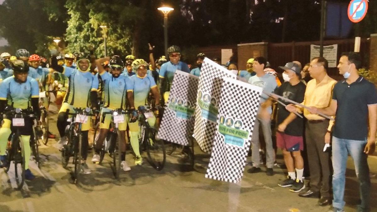 साइकिल रैली के दौरान सही से मास्क नहीं पहना था IAS नितीन ने (फोटो- ट्वीट)