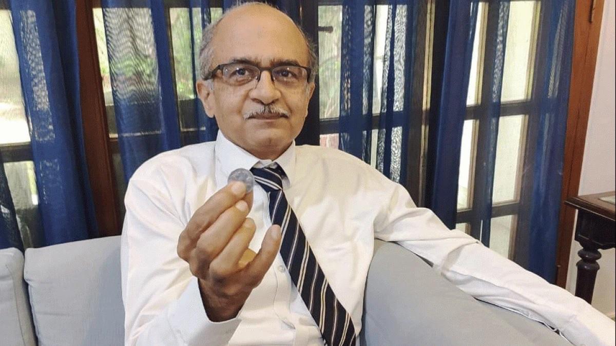 पिछले विवाद में प्रशांत भूषण पर लगा था जुर्माना